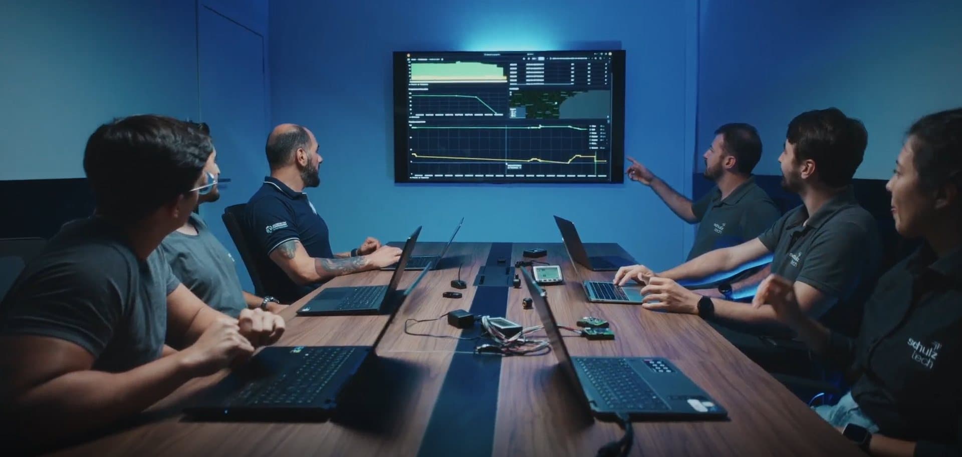Equipe da Schulz Tech analisando os dados da frota