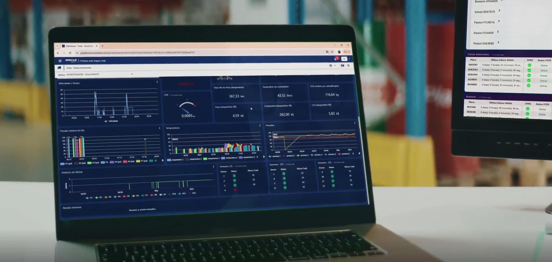Notebook exibindo o painel web da frota